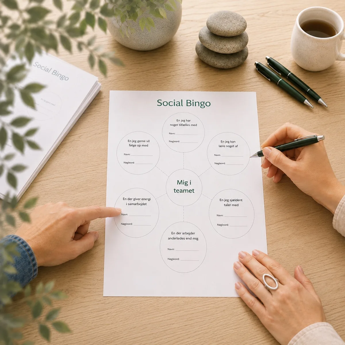 Deltagere udfylder et Social Bingo ark med refleksioner og relationer som en del af en teambuilding aktivitet.